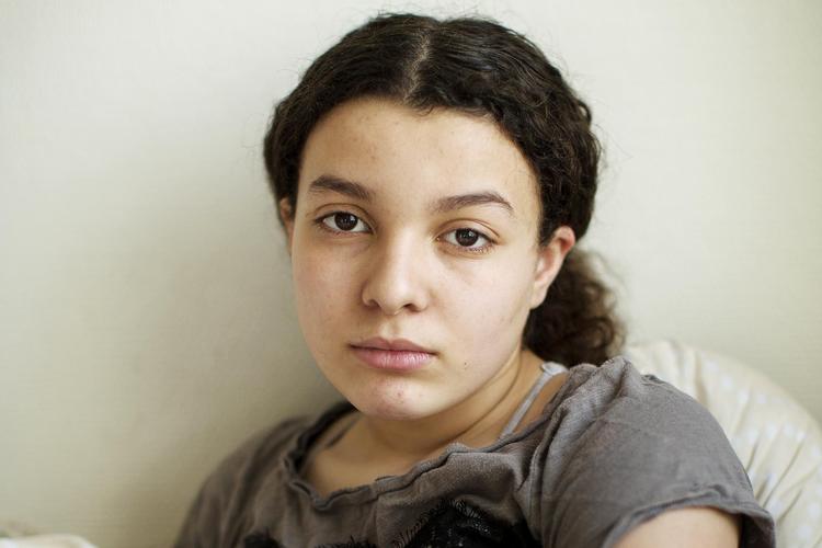 »Jeg har altid været en glad  pige, men siden jeg flyttede til Avnstrup, har jeg ikke haft det godt. Jeg er ikke  faldet så godt til som de andre steder, og jeg er ikke tryg. Her har været ildebrand, mænd, der har råbt ad hinanden, og to mænd, der kom op at slås. Dem i  receptionen kan ikke gøre noget. Jeg  er også stoppet til fodbold«.  Foto: Emma Sejersen/POLFOTO