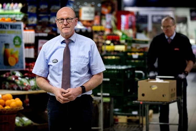 Butikschef Torben Christensen får henvendelser fra mange ledige, der tilbyder deres arbejdskraft, men det er langtfra alle, der reelt er interesserede i jobbet. Der er pres på 
de ledige for at søge mange jobs. Finn Frandsen