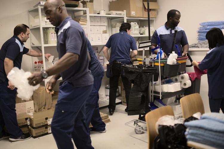Hvis man ikke ansætter indvandrere, vil det blive sværere at få nogle til at gøre rent, vaske tøj, lave mad eller pleje de ældre, mener Jakob Scharff, som er branchedirektør hos Dansk Industri. Emma Sejersen