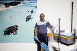 Mamadou Bah har job i to rengøringsselskaber. I alt arbejder han mellem 10 og 12 timer om dagen. Martin Lehmann