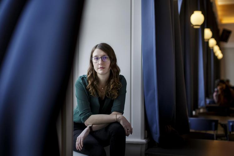 Pi Andersen-Hoppes familie er akademikere, men det var ikke en vej, hun følte naturlig at følge. I dag er hun stolt af at have taget sin egne vej, men det har taget tid at forlige sig med at være  omvendt mønster- bryder. Mads Nissen/POLFOTO