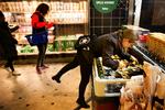 I dagligvarebutikker såsom Netto og Føtex bliver der hver dag  sorteret datovarer fra. Det er varer, som lægges i en separat boks, når de er ved  at være for gamle, og sælges billigere end ellers. Formålet er blandt andet at undgå madspild. Her er en kvinde i gang med at lede efter datovarer i et supermarked.  Arkivfoto: Finn Frandsen /POLFOTO
