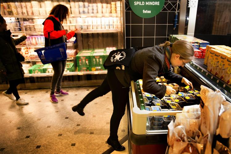 I dagligvarebutikker såsom Netto og Føtex bliver der hver dag  sorteret datovarer fra. Det er varer, som lægges i en separat boks, når de er ved  at være for gamle, og sælges billigere end ellers. Formålet er blandt andet at undgå madspild. Her er en kvinde i gang med at lede efter datovarer i et supermarked.  Arkivfoto: Finn Frandsen /POLFOTO