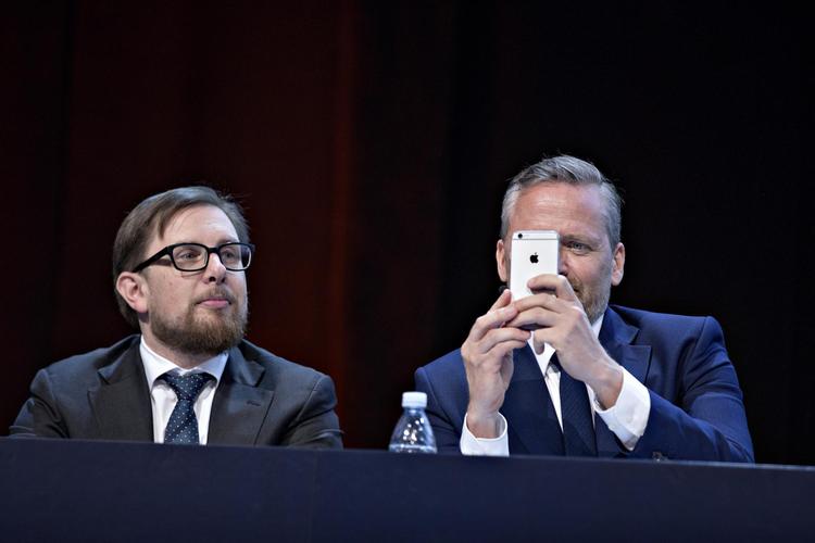 Simon Emil Ammitzbøll-Bille i selskab med Anders Samuelsen. Fra talerstolen opfordrede Anders Samuelsen sine partifæller til at droppe diskussionen om, hvorvidt Liberal Alliance skal sidde i regering.  Jacob Ehrbahn
