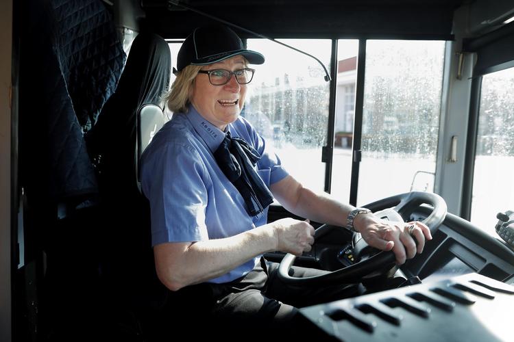 Det var op ad  bakke at tage det store kørekort, især  teorien var hård. Men 60-årige  Jytte  Thomsen  gennemførte og nyder jobbet som buschauffør.  Ikke mindst  kontakten med passagererne.  Jens  Dresling/POLFOTO