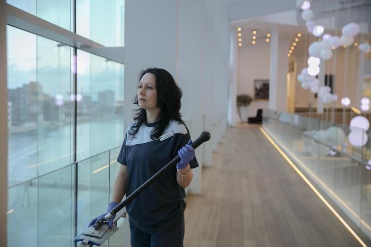 Kremena Chekeleva fra Bulgarien bliver i Danmark, indtil hendes datter er færdig på universitetet. For selv om »alt er godt i Danmark, er Bulgarien mit hjemland«.   Miriam Dalsgaard/POLFOTO