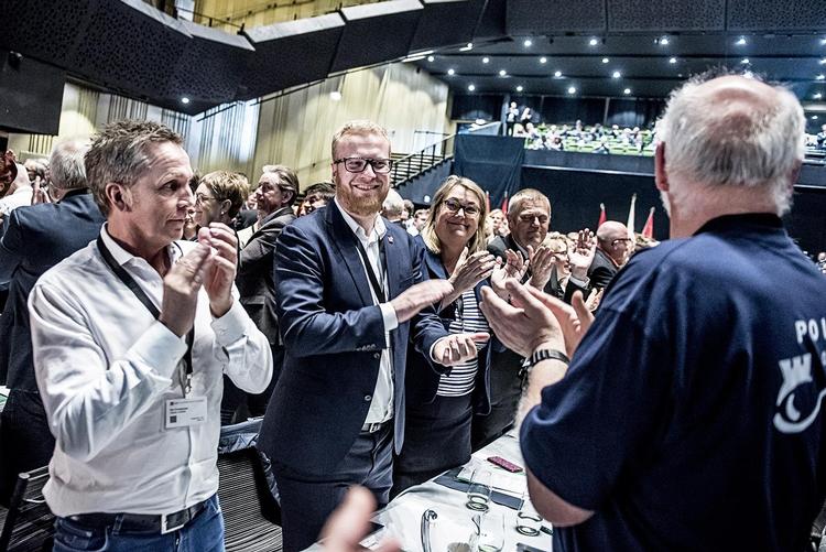 Der var ingen kirkeklokker, der ringede, men stående bifald, da en FTF og LO sagde ja til hinanden fredag eftermiddag. Scanpix