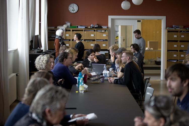 Over madpakkerne på Nyboder Skoles lærerværelse drejer snakken hurtigt fra den egyptiske farao Ramses II over til slutspillet om de nye overenskomster. Finn Frandsen/POLFOTO