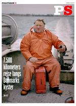 Guld: ’Langs de danske kyster’. Teksterne spiller så umådelig fint op til billederne, og variationen af motiv og beskæring gør hvert billede helt specielt«, siger dommer Lea Korsgaard om Politikens serie med billeder og tekster fra danske kyster og kystbyer. »Og der er et blik for noget forholdsvis sjældent i dansk journalistik, nemlig kontrasterne. Det mest dramatiske, vi støder på, er historien om stedet ved Præstø Fjord, hvor en gruppe efterskoleelever havarerede, fortalt ved hjælp af et billede af totalt blikstille, ulmende vand. Det er så fint, underspillet og præcist«. 