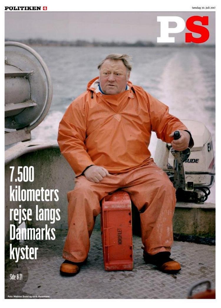 Guld: ’Langs de danske kyster’. Teksterne spiller så umådelig fint op til billederne, og variationen af motiv og beskæring gør hvert billede helt specielt«, siger dommer Lea Korsgaard om Politikens serie med billeder og tekster fra danske kyster og kystbyer. »Og der er et blik for noget forholdsvis sjældent i dansk journalistik, nemlig kontrasterne. Det mest dramatiske, vi støder på, er historien om stedet ved Præstø Fjord, hvor en gruppe efterskoleelever havarerede, fortalt ved hjælp af et billede af totalt blikstille, ulmende vand. Det er så fint, underspillet og præcist«. 