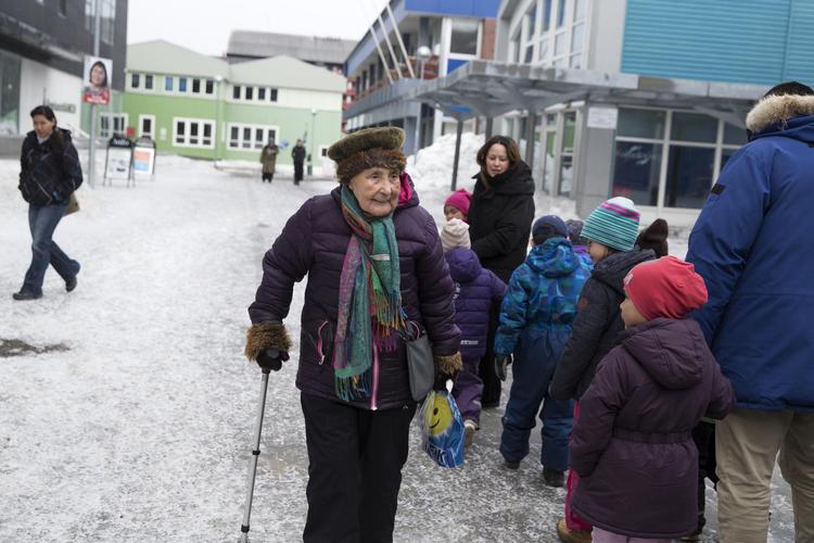 Folk i alle aldre har deres gang på pladsen foran Brugseni i Nuuk. Stemmeafgivningen i hovedstaden bliver afgørende for det grønlandske valg. Louise Herrche Serup