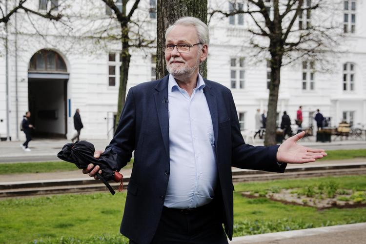 De seneste dage er FOA-formandens facebookside fyldt op af rasende fagforeningsmedlemmer med ord som »føj«, »kujon« og »egoisme«. Men det har Dennis Kristensen slet ikke læst. Han venter, til det hele er overstået, siger han. Emma Sejersen