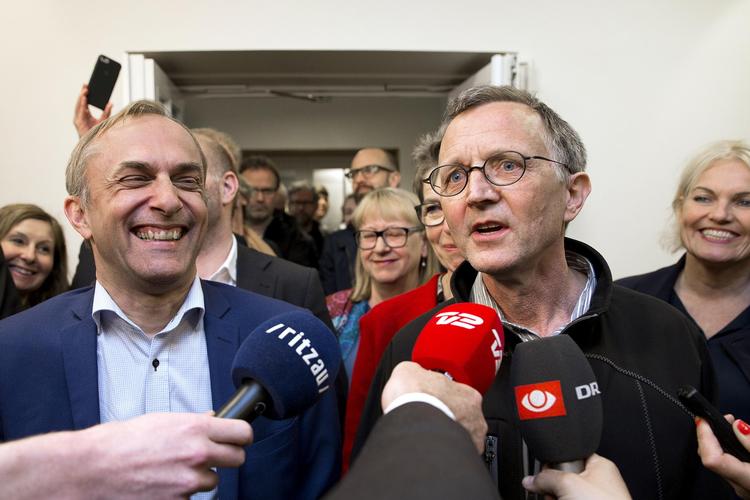 Aftalen mellem kommunernes forhandler, Michael Ziegler (tv.), og lærerformand Anders Bondo Christensen  betyder, at en storkonflikt foreløbig er afværget. Finn Frandsen/POLFOTO