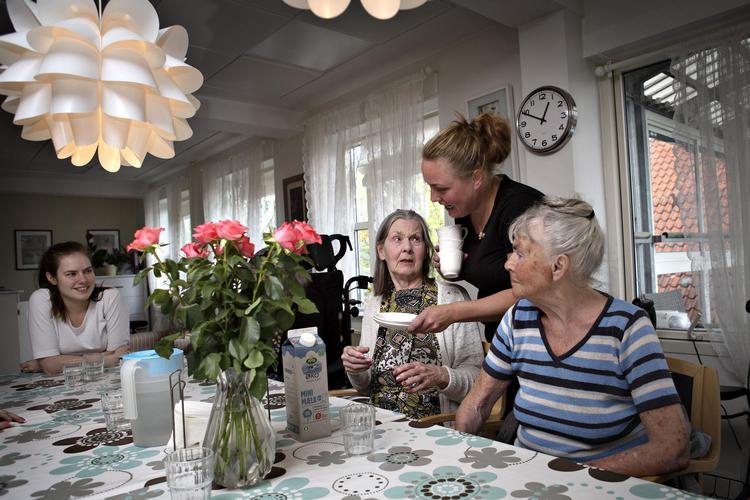 Social- og sundheds assistent Natasja Guldbrandsen deler kaffekopper ud og glæder sig over, at en konflikt ser ud til at være afblæst og til at få en lønforhøjelse.  Klaus Holsting/POLITIKEN