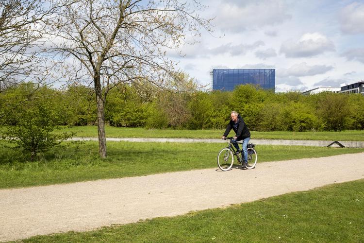 Området overfor DR-Byen, som Danny Larsen her cykler forbi, blev frem til 1950erne brugt af militæret og derpå var det losseplads til 1970erne. Naturværdien kaldes 'lav' af kommunen, men bruger finder den rekreative værdi ’høj’.   Foto: Andreas Haubjerg