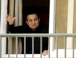 Hosni Mubarak vinker til sine tilhængere under et tidligere hospitalsophold i Kairo. Amr Nabil/AP