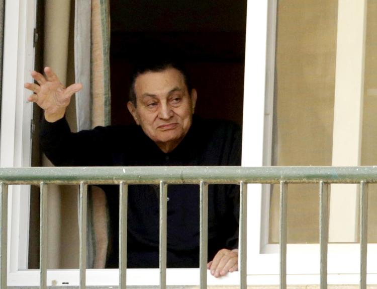 Hosni Mubarak vinker til sine tilhængere under et tidligere hospitalsophold i Kairo. Amr Nabil/AP