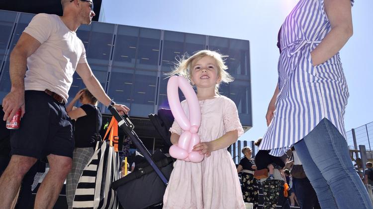 
ÅBENT HUS. Anna indvier sammen med sin far Bruce Burmeister Blox. Mindst 10.000 har i løbet af i dag fået et kig inde i Blox - og kunne få et anderledes kig ud over broer, tegltag og kobberspir. Per Munch