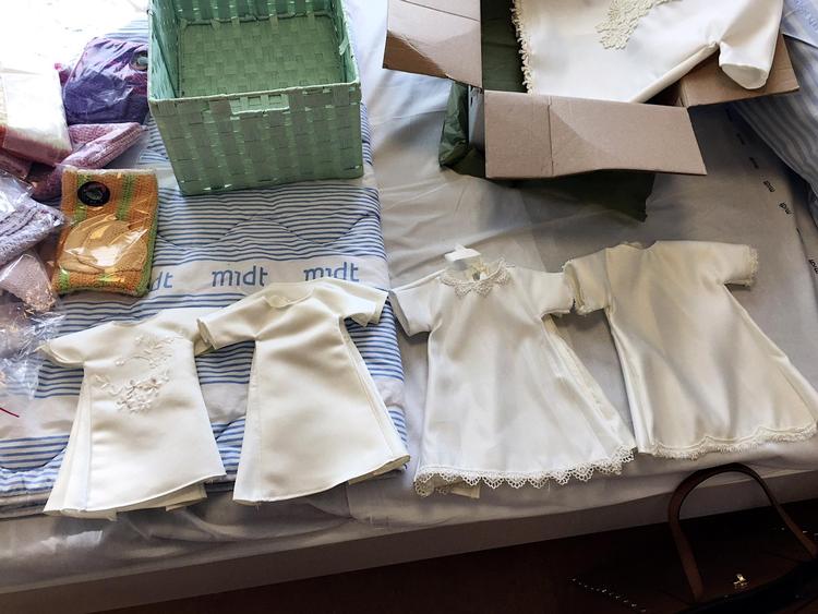 Det første tøj syet af brudekjoler er kommet til Skejby Sygehus særlige afdeling for forældre, som mister et barn ved sen abort eller ved fødslen. Der er små kjoler, soveposer og svøb.  Privatfoto. Privatfoto.