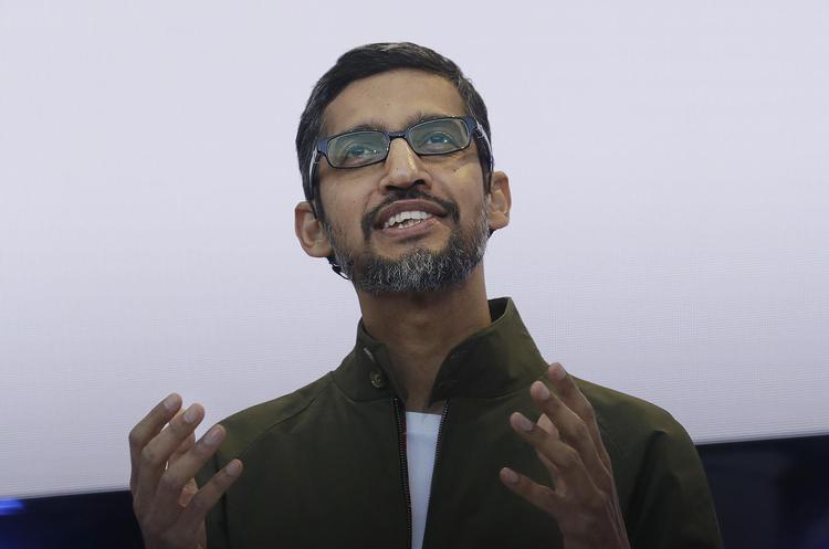 Google-direktør Sundar Pichau præsenterede i denne uge en kunstig intelligens, der f.eks. kan bestille en frisørtid. Jeff Chiu/AP