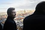 Overborgmester Frank Jensen synes, at det lavere indvandrertilskud og et større statsligt indgreb i kommunens parkerings indtægter »virker som en  liberal regerings straffeaktion mod  København og andre store kommuner«. Philip Davali