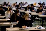 Når landets gymnasie- og hf-elever inden så længe går til skriftlig eksamen, vil de i de fleste fag få udleveret opgaverne digitalt. Arkivfoto: Finn Frandsen