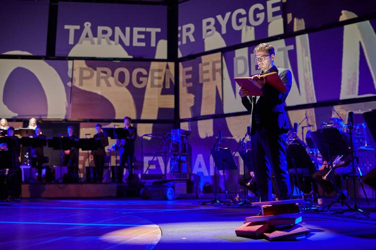 Bogstaver og noder indgik i en visuelt smuk blanding, da musikere og sangere fra DR og Theatre of Voices opførte musik af Luciano Berio i Koncerthuset. Foto: Reinhard Wilting
 Foto: Reinhard Wilting