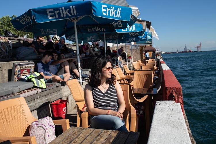 19-årige Ayfer Özkan  fra Istanbul skal stemme for første  gang på søndag. Hun vil stemme taktisk for at komme af med præsident Recep Tayyip Erdogan. Bradley Secker