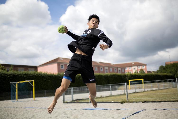 Oliver Pedersen vil gerne læse på Københavns Universitet, så han kan fortsætte med at spille håndbold og være træner i Roskilde. Hvis KU kiggede på karakterer i relevante fag, ville han få en sikker plads.   Andreas Haubjerg/POLFOTO