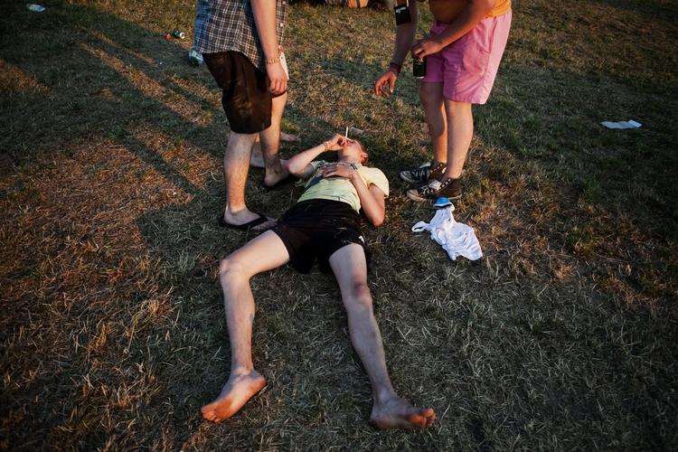 En undersøgelse i 2009 viste, at 9 procent af rygerne fik deres første cigaret på en musikfestival, og 24% af eksrygere på en festival faldt i igen, selv om de ikke havde røget i 12 måneder. Den sundhedsfarlige vane vil Roskilde nu forsøge at modvirke blandt sit unge publikum. Lærke Posselt