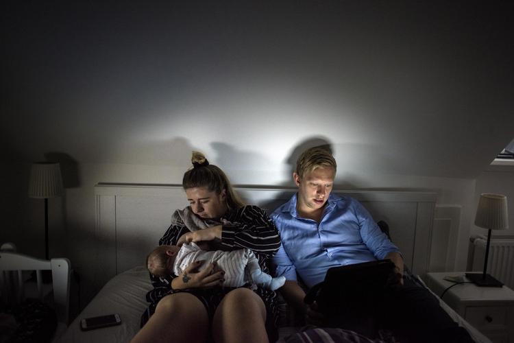 Når Andreas Zorn vender  tilbage til jobbet fra barsel, og Nanina  Johansen er alene med to børn, vil hun nok slække på iPad-reglerne, siger hun. Maud Lervik/POLFOTO