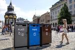 Nu skal københavnerne forsøgsvist sortere deres skrald mere ude i byen. Finn Frandsen/POLFOTO