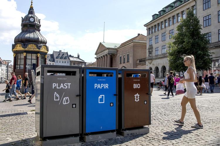 Nu skal københavnerne forsøgsvist sortere deres skrald mere ude i byen. Finn Frandsen/POLFOTO