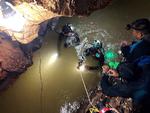 Claus Rasmussen (tv.) opholdt sig under evakueringen på det sted inde i grotten, der populært 
hedder Pattaya Beach. Det var lå ved 
siden af det kammer, hvor drengene 
havde søgt tilflugt.  Thailands frømandskorps/

