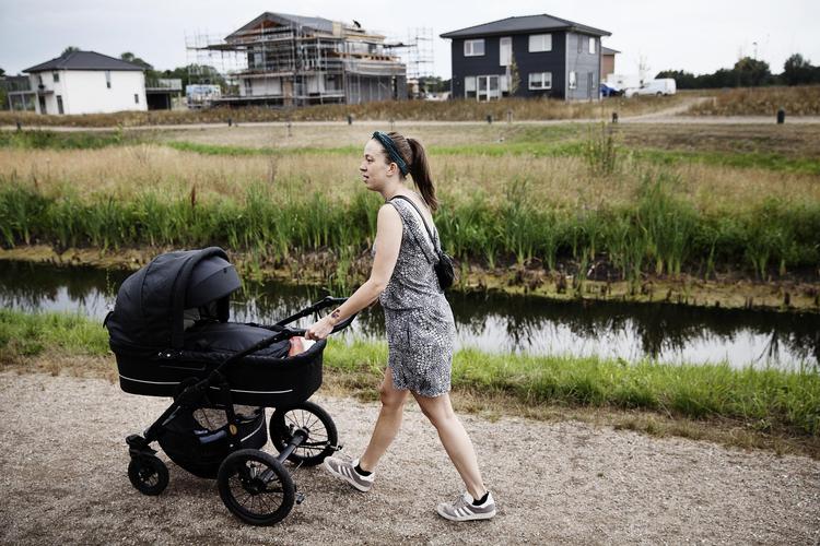 Charlotte Rasmussen går ofte ture med barnevognen i Vinge. Hun håber, at projektet overlever. Men det kræver, at der kommer en S-togsstation, så der er en hurtig forbindelse til omverdenen. Ditte Valente