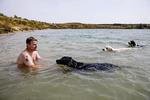 MODGIFT. Milo Cornelius Trier tager hver dag sine fire hunde med ned i det krystalklare turkise vand i den nedlagte grusgrav ved Svogerslev. Den sidste hund, Lucy, er gammel, træt og vandskræk, så den skal håndbæres i til sidst. Jacob Ehrbahn