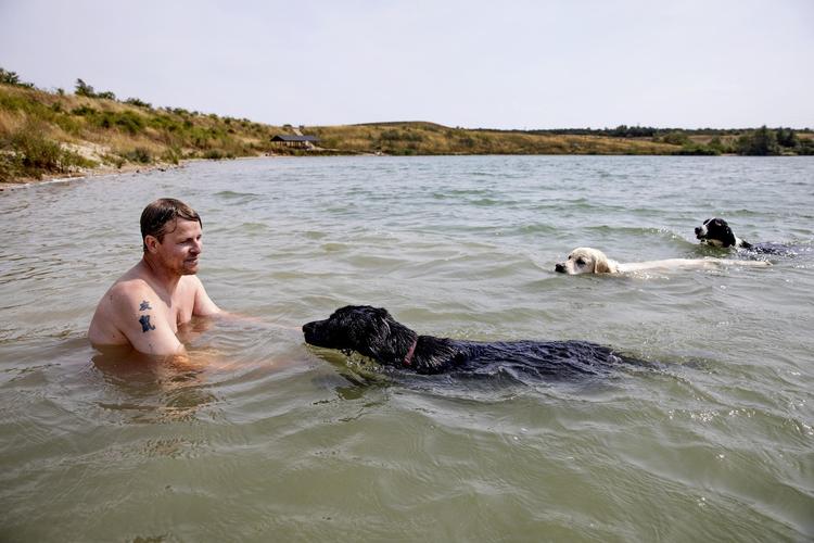 MODGIFT. Milo Cornelius Trier tager hver dag sine fire hunde med ned i det krystalklare turkise vand i den nedlagte grusgrav ved Svogerslev. Den sidste hund, Lucy, er gammel, træt og vandskræk, så den skal håndbæres i til sidst. Jacob Ehrbahn