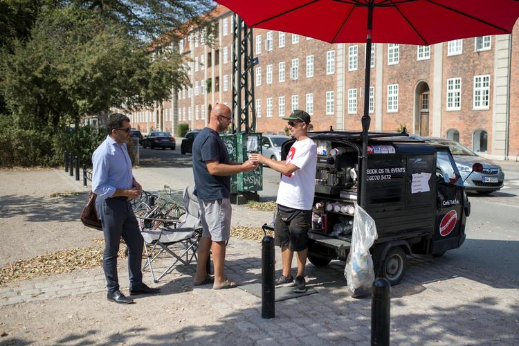 Frank Hansen (t.h.) med firmaet Frankee's Coffee oplever en rå konkurrencesituation og en kommune, der ikke regulerer markedet og virker  ligeglad med regelbrud. Andreas Haubjerg/POLFOTO