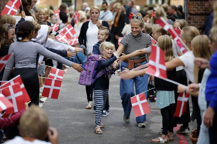 På Guldberg Skole i  København blev de nye 0.-klasser mødt af en flagallé fra den ældre venskabs klasse. Selv om undervisningen først går rigtigt i gang i morgen, bød første dag  allerede på flere udfordrende opgaver.  Jens Dresling/POLFOTO