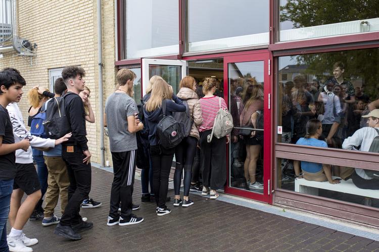 Rektor fortæller eleverne til morgensamling, at Nyborg Gymnasium er blevet en røgfri skole. Andreas Haubjerg/POLFOTO
