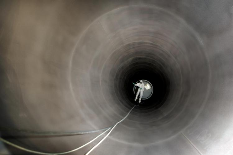 Vestas kæmper for at bevare sin position som verdens største vindmølleproducent. På billedet er arbejdet i gang på en Vestas-tårnfabrik. Arkivfoto Finn Frandsen