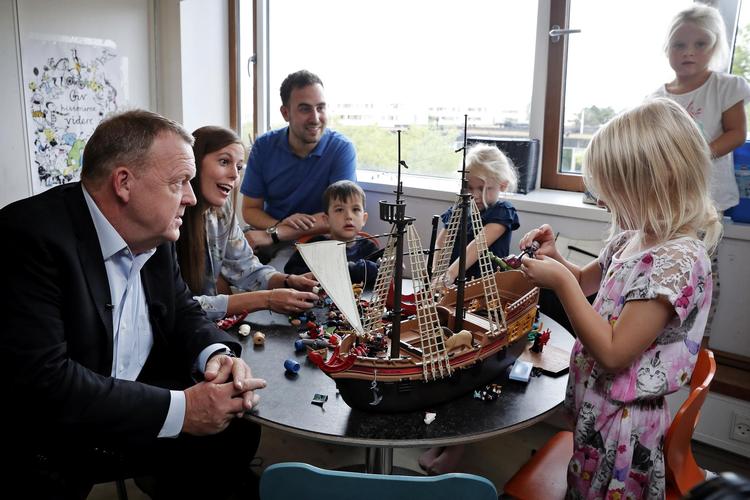 I går besøgte  statsminister Lars Løkke Rasmussen (V) en daginstitution, fordi  regeringen vil  bruge flere penge på børneområdet. På længere sigt vil flere partier også bruge flere penge på sundhedsvæsnet. Der er ganske vist penge at gøre godt med, siger overvismand Michael Svarer. Men han advarer politikerne mod at give den for meget gas. Jens Dresling/

