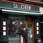 Mikael Svendsen kigger ind i det, der var hans slagterbutik. Den har ligget her i over 100 år. Martin Lehman/POLFOTO