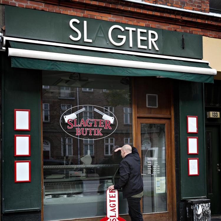 Mikael Svendsen kigger ind i det, der var hans slagterbutik. Den har ligget her i over 100 år. Martin Lehman/POLFOTO