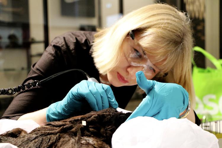 Arkæolog Karin Margarita Frei, der er født og opvokset i Argentina, fortæller sin egen familiehistorie, mens hun beskriver, hvordan hun undersøgte Egtvedpigen, der også rejste langt. Her er hun dog ved at tage en prøve af en af Skrydstrupkvindens kindtænder. Nationalmuseet