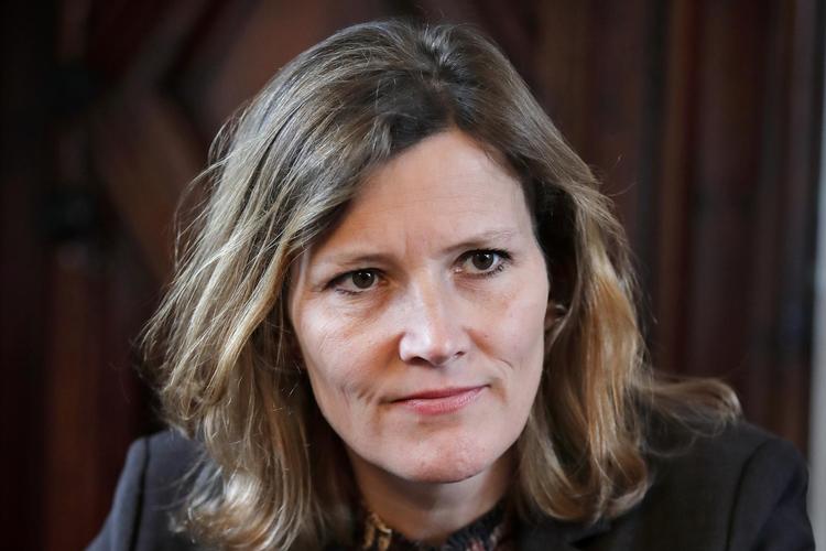 »Jeg kan se en masse bureaukrati og bøvl for mig, for hvad nu, hvis de personer ikke kan komme til ceremonien, fordi de skal på arbejde eller er syge? Skal vi så kalde ind igen og igen?«, siger borgmester Benedikte Kiær. Jens Dresling