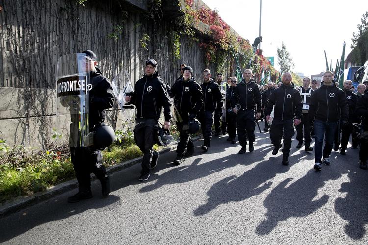 KAMPKLARE. Nordiska Motstandsrörelsen, der stiller op til kommunalvalg i Kungälv ikke langt fra Gøteborg, er her fotograferet sidste år, hvor de demonstrerede i Gøteborg under mottoet ’uden pardon’. Arkivfoto: Thomas Borberg. 
 