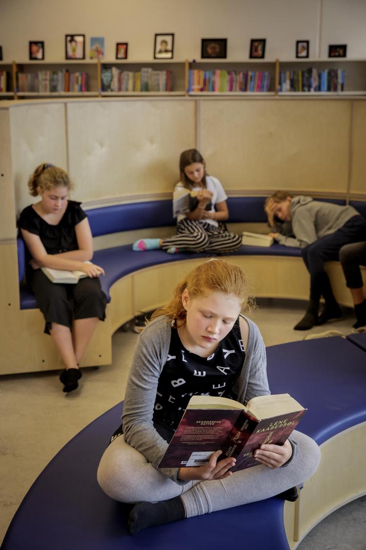 Elever fra 6.z læser på Lille Værløse Skoles helt nybyggede bibliotek. I forgrunden ses 11-årige Anna Louise Poulsen. Lige bagved sidder klassekammeraterne Katrine Lundbæk-Preisler og Andreas Brinck. Til Venstre sidder 12-årige Ida Lustman Siber.  Mads Nissen/

