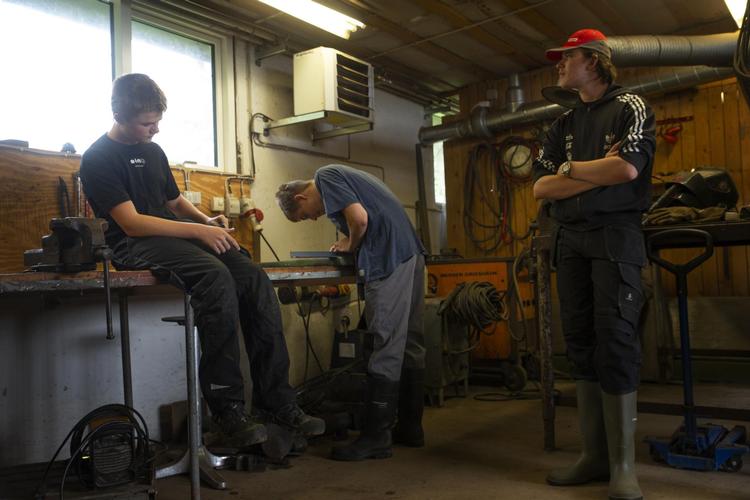 På Bråskovgård  Efterskoles (øverst) landbrugslinje dyrker eleverne 70 hektar jord, passer  tilhørende maskiner og en lang række husdyr. Der er stor succes med at omsætte tal  og formler til håndgribeligt håndværk  i værkstedet. Efterskoler med fokus på erhvervsfag er i hastig vækst.  Foto: Therese Jægtvik 