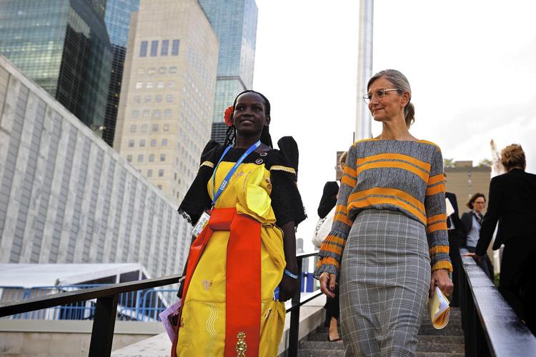 19-årige  Faridah Nakimuli fra Uganda var   inviteret med til FN’s 73. general forsamling i New York af udviklings minister Ulla Tørnæs. Til et FN-panel  fortalte Faridah Nakimuli om at overleve seksuel vold og om konsekvenserne af  at føde to børn, inden hun fyldte 18 år. Osie Greenway